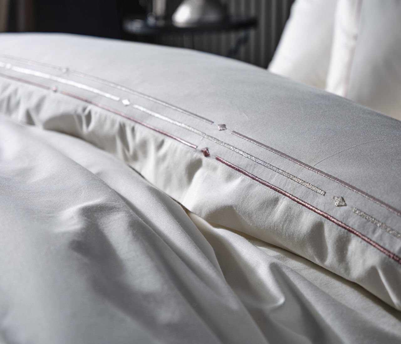 https-doquhome-mncdn-com-mnresize-1280-720-img-image-tr-2q9ntkzlda0020001-2.jpg Zelda Везен Комплет за Постелнина Двојно - Image 1