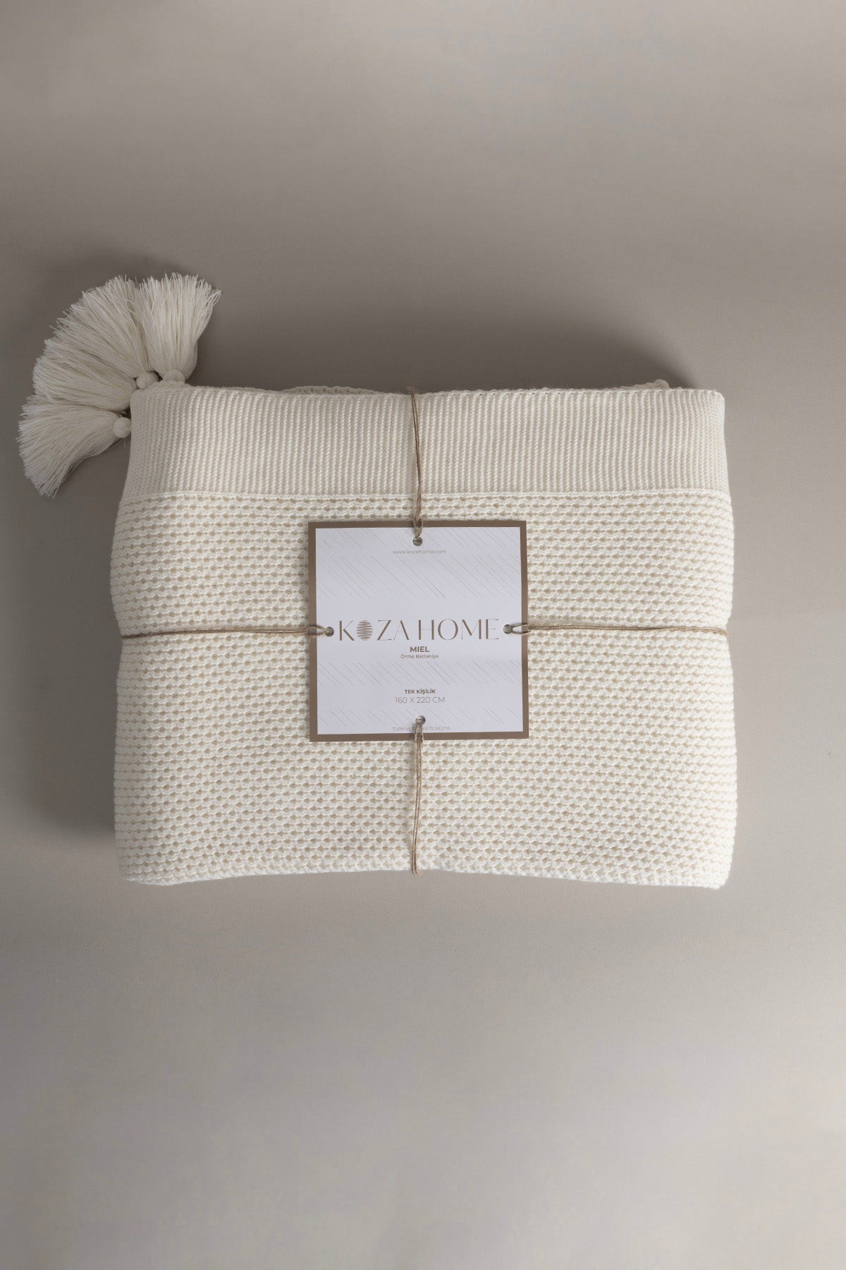 miel-krem-tek-kisilik-kenari-ponponlu-battaniye-160-x-220-37101-5183.jpg Miel Крем Еднокреветно Ќебе со Помпони на Рабовите - Image 1