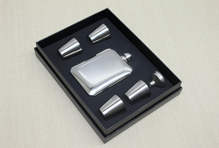 4-shot-bardakli-matara-seti-31087_1.jpg Сет на Челична Матара со 4 Шот Чаши - Image 1