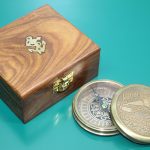 Дрвена кутија со бронзена компас
