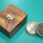 Дрвена кутија со бронзена компас со дизајн на змеј