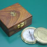 Дрвена кутија со бронзена компас Модел 9