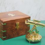 Дрвена кутија со компас и бинокл
