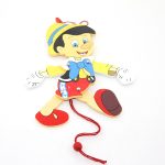 Дрвена Фигура на Пинокио на Љуљашка