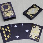 Црни карти за игра со дизајн на златна лобања