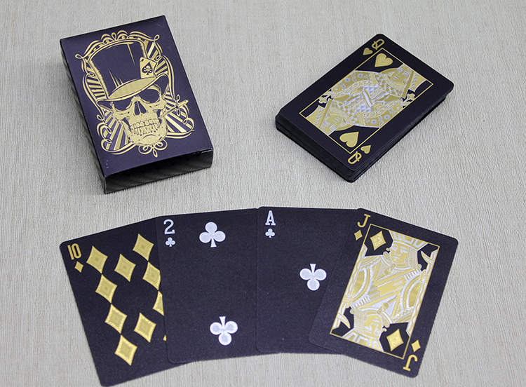 altin-kurukafa-tasarimli-si-26921_1.jpg Црни карти за игра со дизајн на златна лобања - Image 1