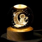 Стаклена Сфера со Астронат на Месечината 6cm