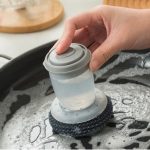 Четка за миење садови со резервоар за детергент и жица