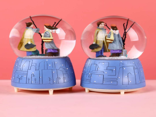 isikli-muzikli-kar-kuresi-o-31472_1.png Светлосна музичка снежна топка средна големина - Image 1