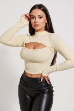 Женски Екру Кроп Топ со Деколте и Долги Ракави - Image 2