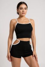 Женски црно-бел шортлосен сет со cut-out детали – Модерен, Удобен и Соодветен за Секојдневни Комбинации