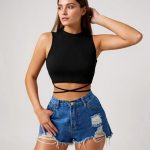 Женска црна кратка блуза со кросно врзување – Модерен и стилски дизајн - Image 2