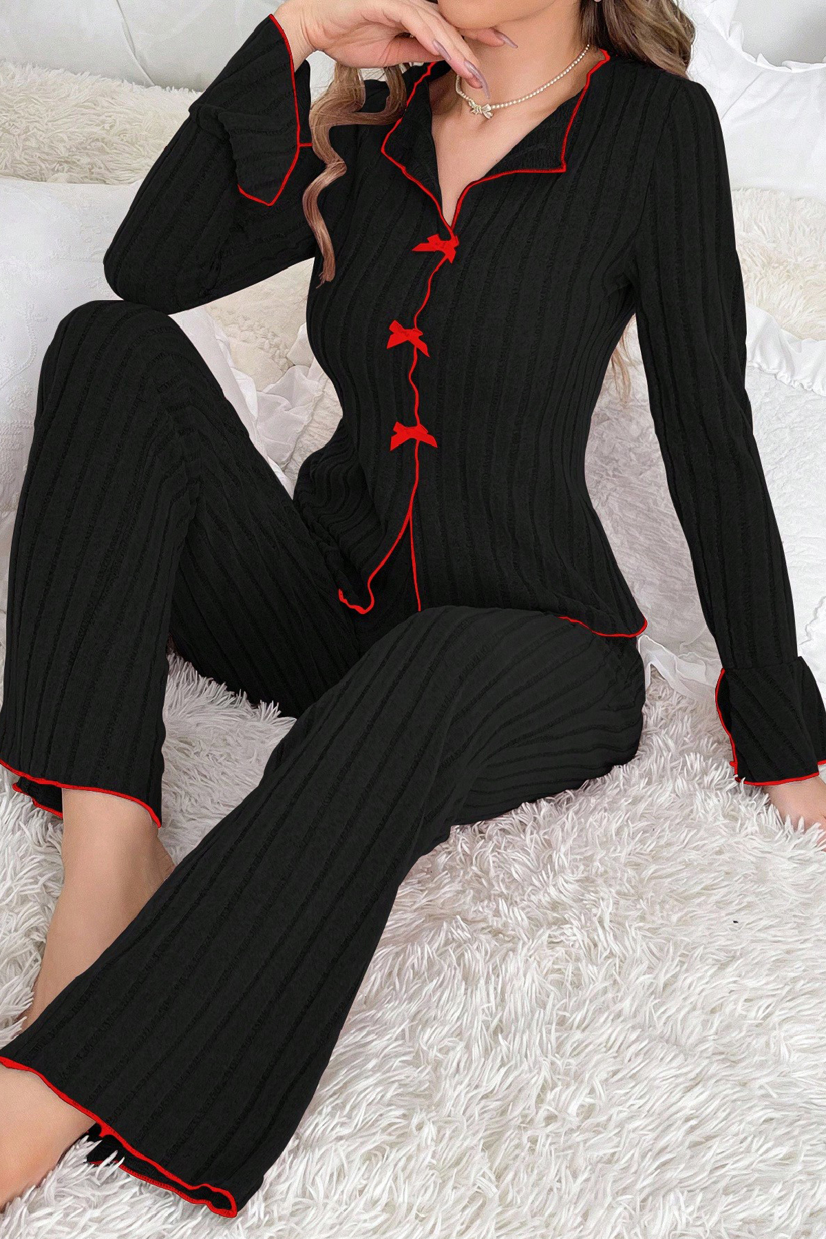 kadin-siyah-kirmizi-biyeli-26774_1.jpg Женски црн пижама сет со црвени детали и фионак - Image 1