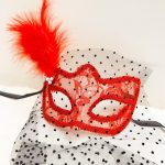 Црвена Чипка Маска со Вујка и Перли