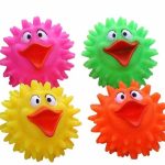 Шарена играчка во облик на патка со шипки за кучиња
