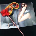 Луксузна маска за бал со камења црвена боја