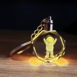Клучен синџир со дизајн на среќен астронаут што менува бои