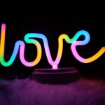 Неонска светилка со натпис Love