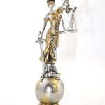 Полиестерска фигура на правдата