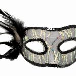 Црна маска со пердуви и шљокички