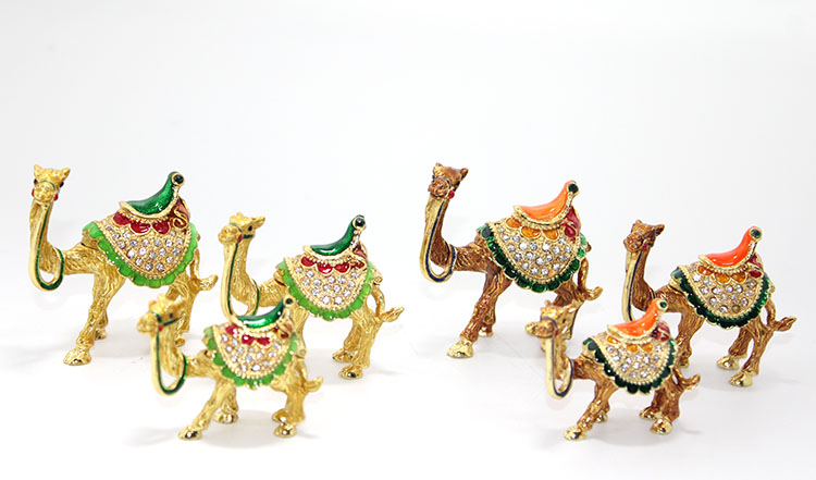 swarovski-tasli-3-lu-deve-f-28412_1.jpg Сет од 3 фигури на камила со Swarovski камчиња Модел 2 - Image 1
