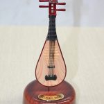 Музичка кутија со дизајн на уд