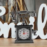 Маса Часовник со Дизајн на Винтажен Телефон